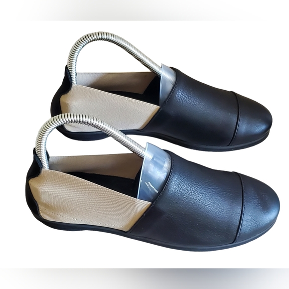 Andre Assous Black and Cream Flats Sz 7 - Picture 5 of 11